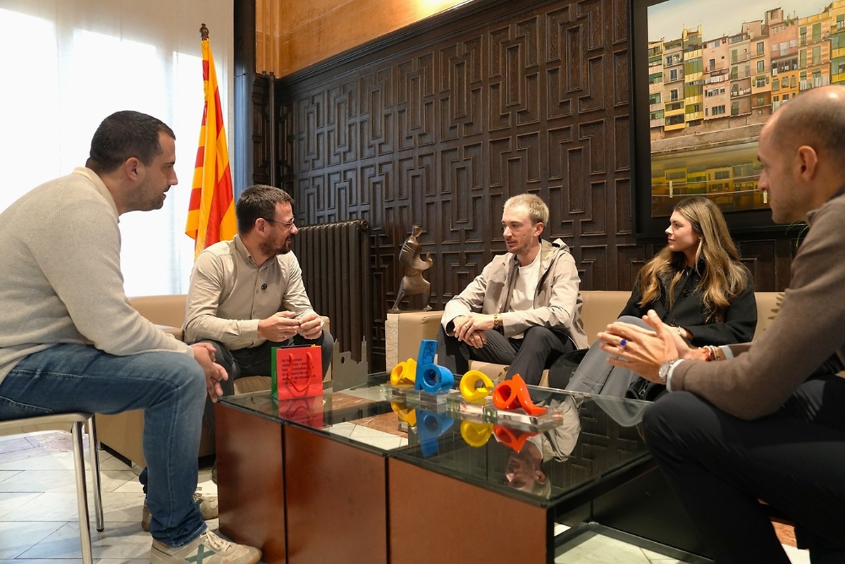 Girona mayor welcomes cyclist Brandon McNulty