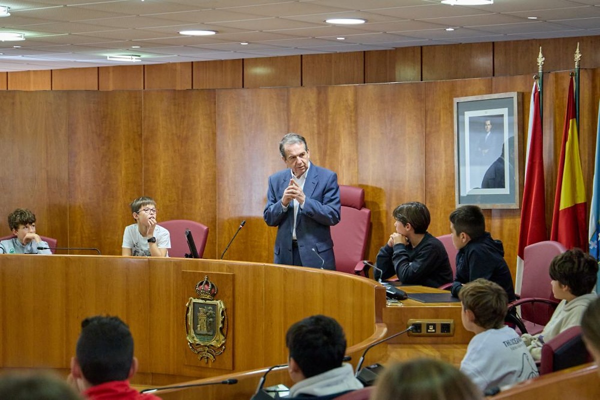 CEIP Castelao begins guided visits to the Concello for new school year