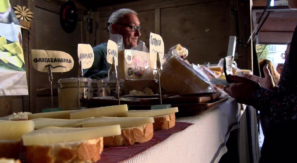 47 artisanal cheesemakers showcase their products at the Fira de Sant Ermengol in Seu d'Urgell