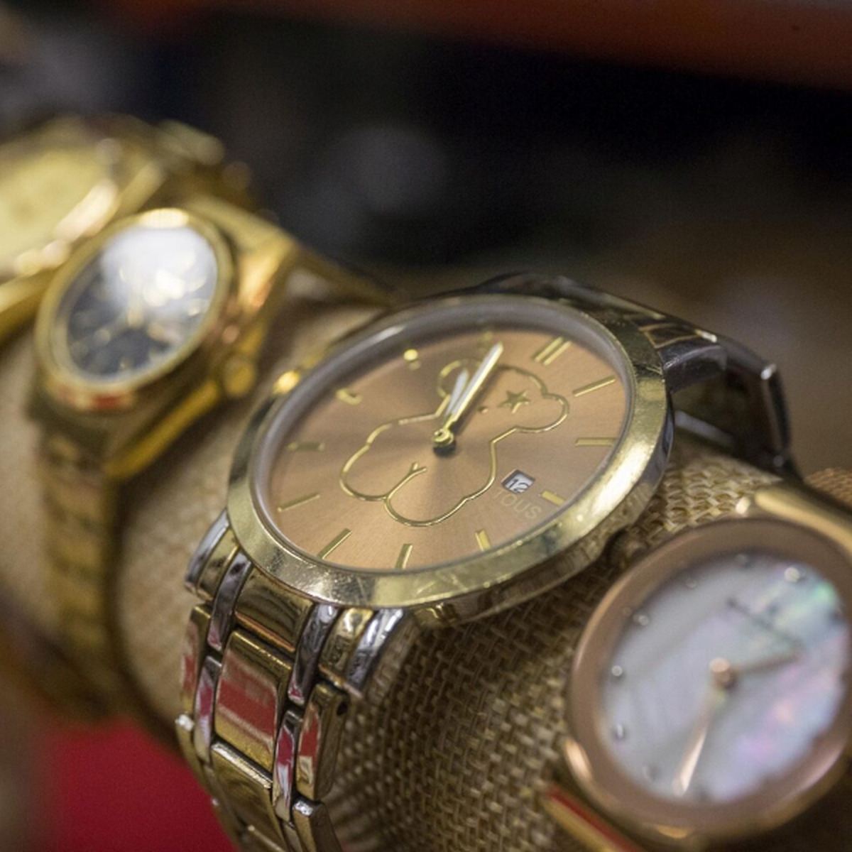Madrid City Council Auctions Over 5,600 Lost Items, Including Luxury Goods and Collectibles