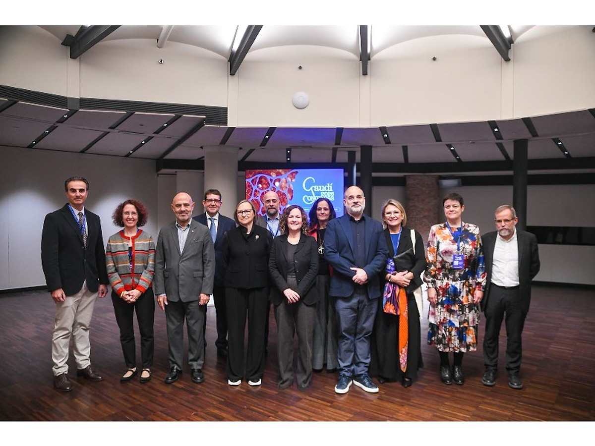 Barcelona hosts first international gaudí congress to commemorate architect's centenary