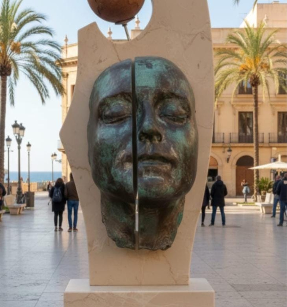 Veterinary college donates sculpture to Alicante to mark 120 years of history