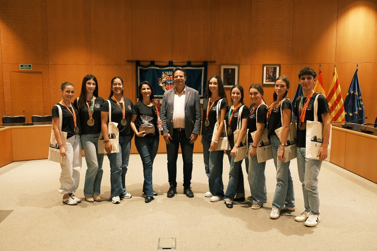 Cambrils mayor honours world dance champion Carlota Vigo
