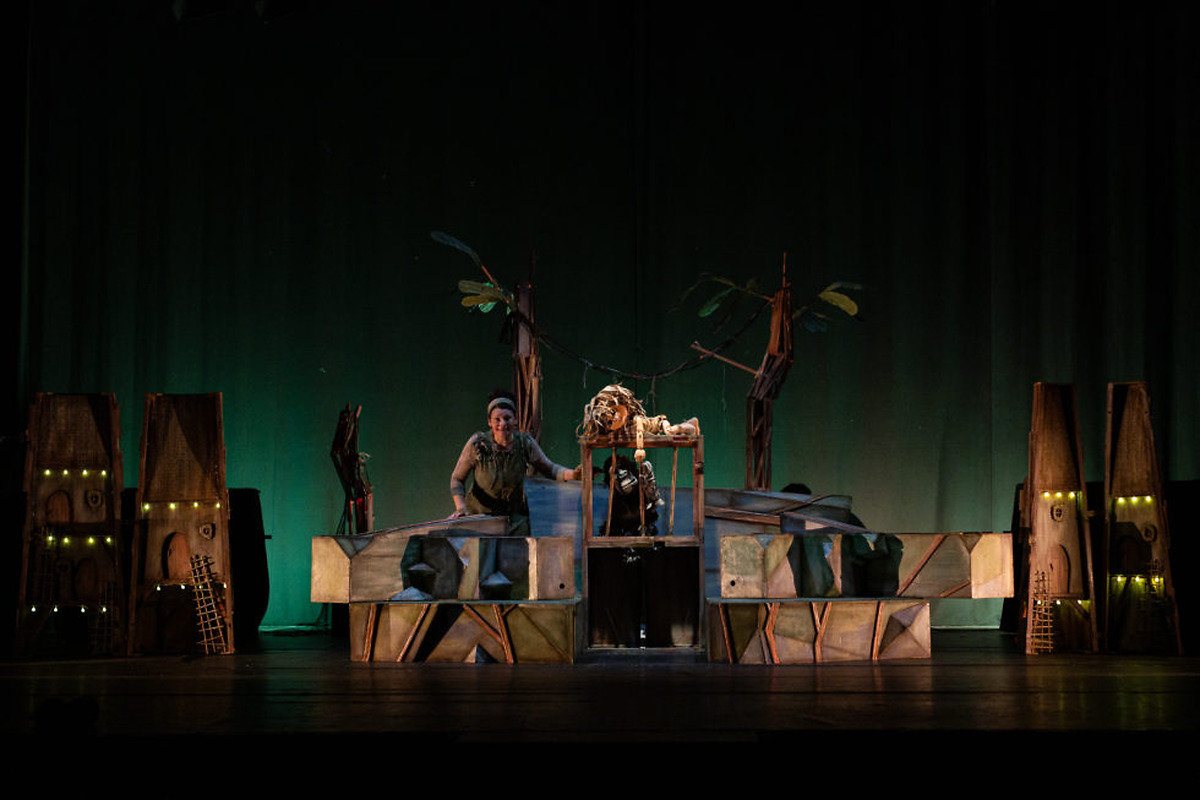 Festuc Teatre presents 'La niña de la jungla' at Teatro Ayala
