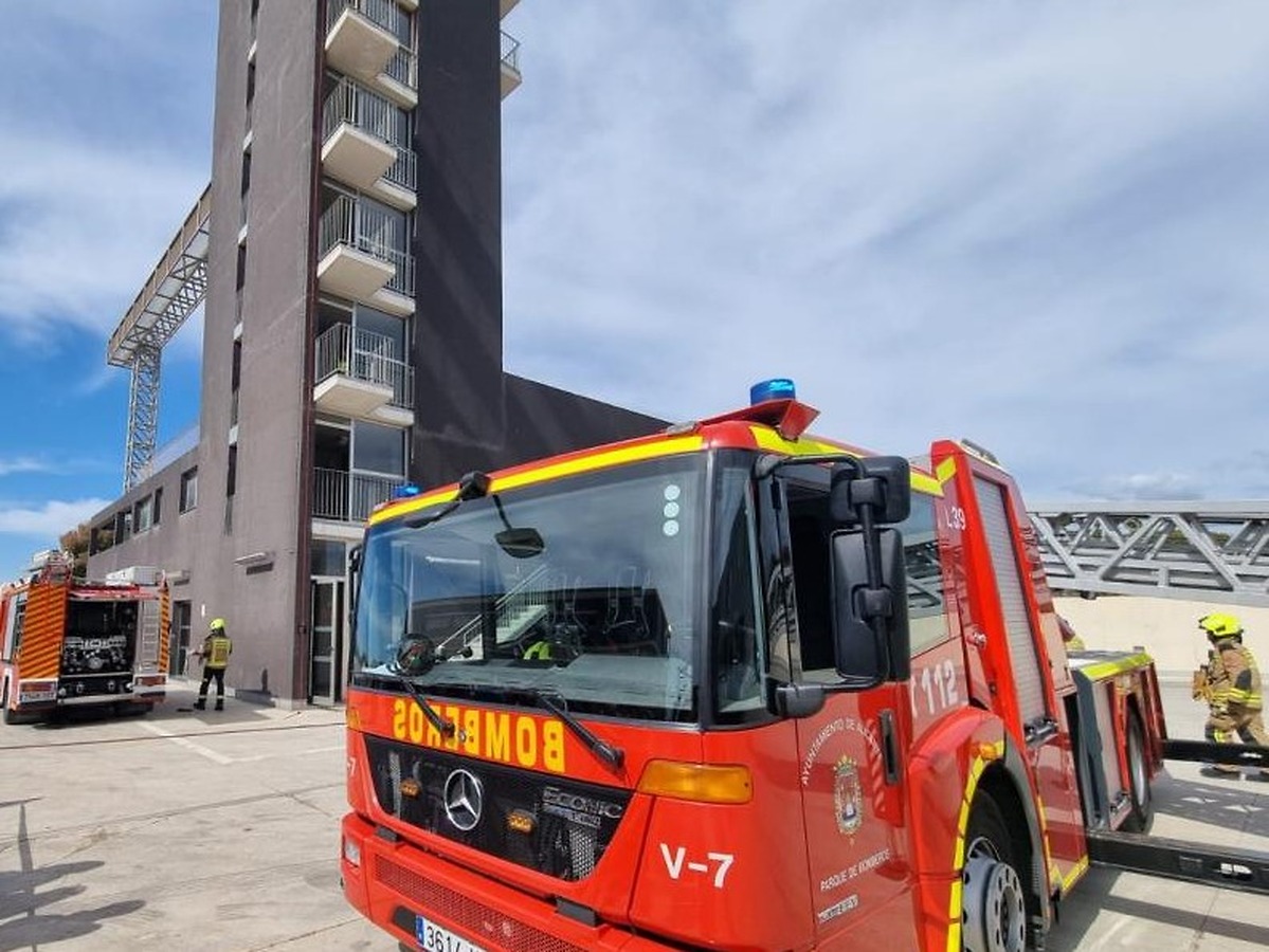 Alicante strengthens fire services with new command post and ladder truck