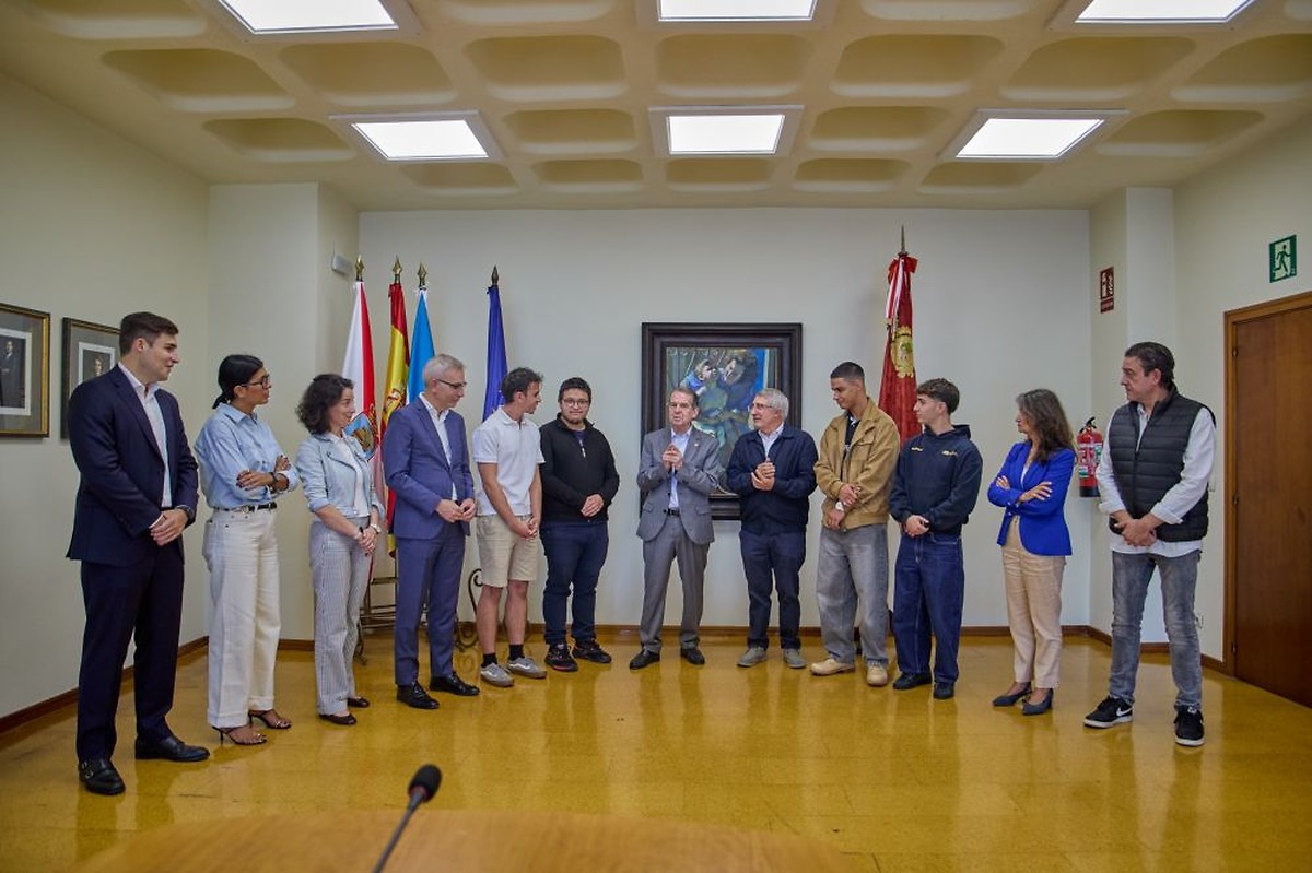 Vigo mayor receives students participating in 'Líderes Digitales Universitarios 2026' final