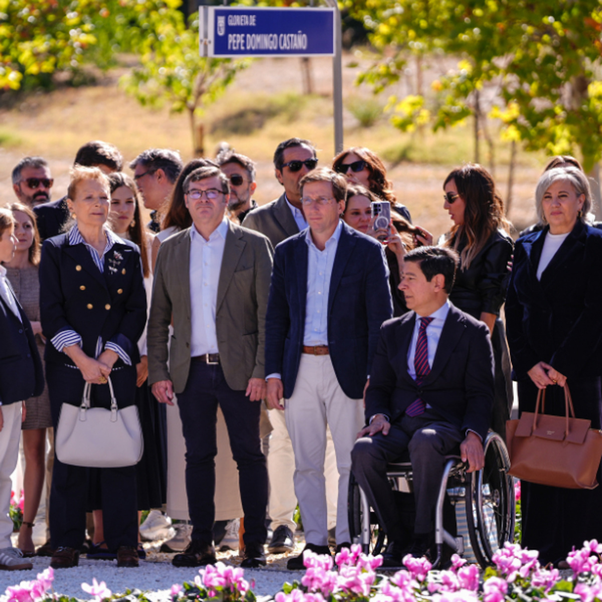 Madrid City Council raises the Spanish flag in Pepe Domingo Castaño roundabout in Valdemarín