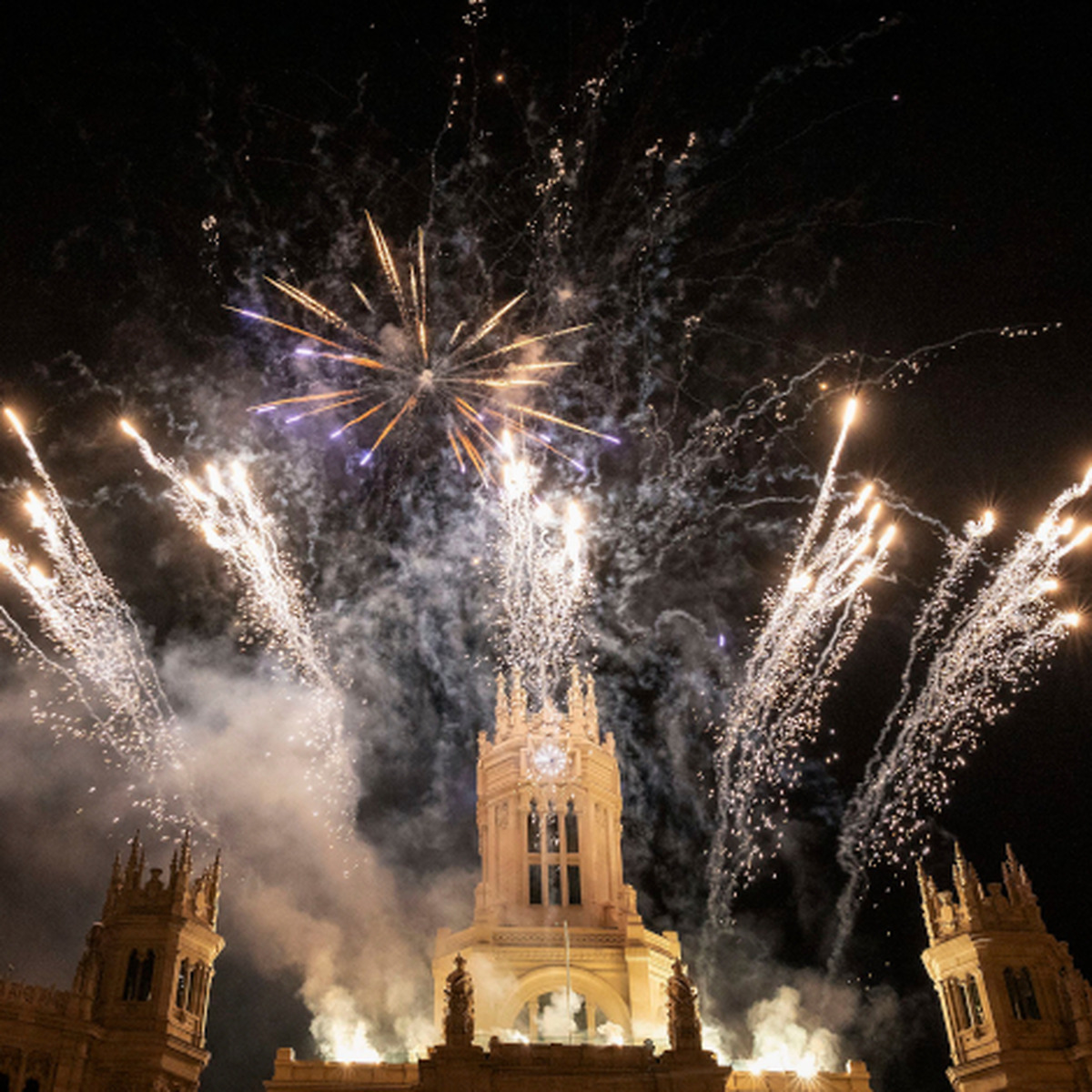 Madrid celebrates Día de la Hispanidad with spectacular show at Cibeles