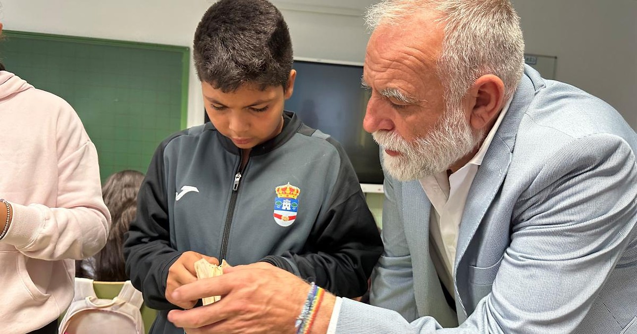 Regional government brings artisan work to classrooms in Guadalajara